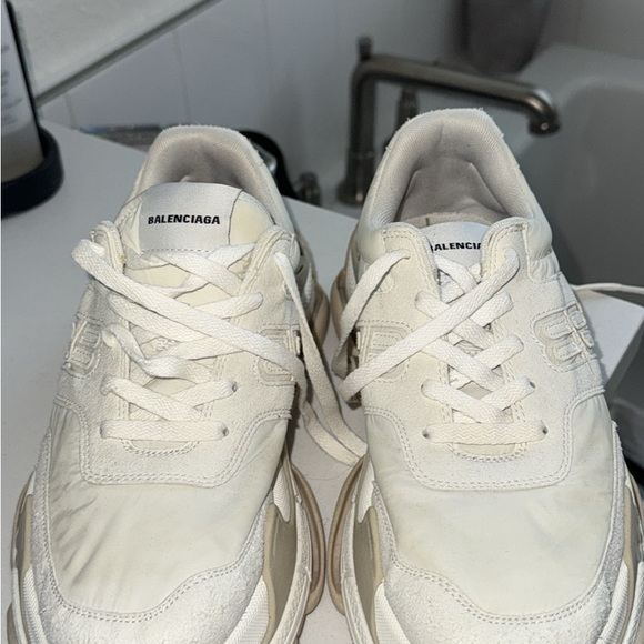 Balenciaga Cream Sneakers - Picture 1 of 4